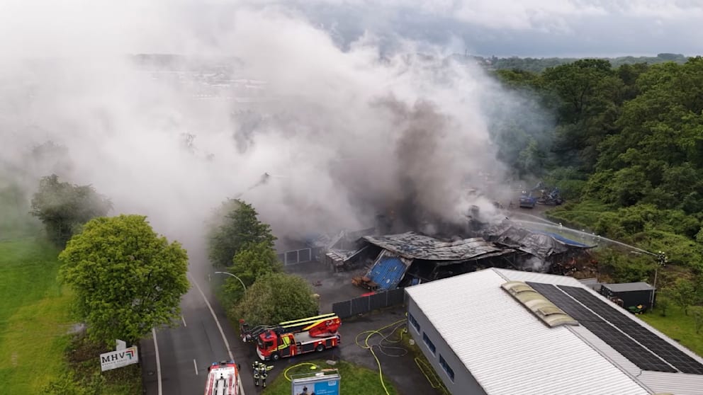 Brand in Kunststoff-Betrieb in NRW: Feuerwehr im Einsatz gegen Schadstoffwolken