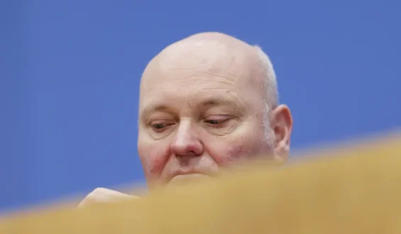 Wirtschaftsweiser fordert Einbeziehung von Beamten in die GKV