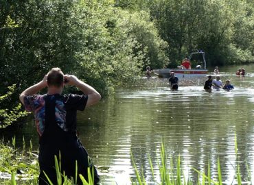 Tragödie in Ostfriesland: 13-Jährige ertrinkt in Kiessee