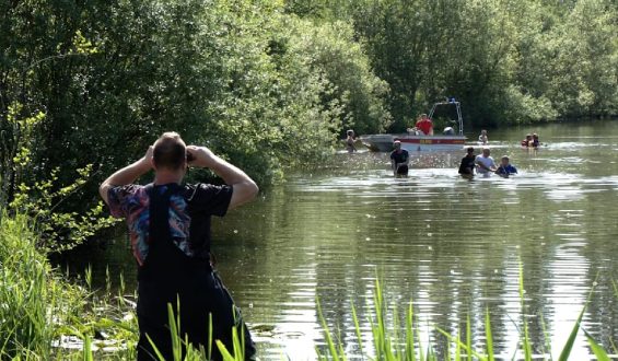 Tragödie in Ostfriesland: 13-Jährige ertrinkt in Kiessee
