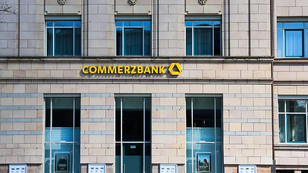 Commerzbank lehnt Unicredit-Angebot ab und warnt vor Risiken