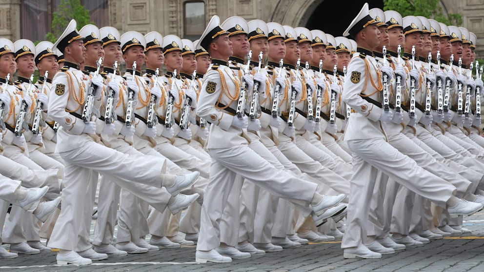 Militärparade in Moskau: Putins Inszenierung und internationale Reaktionen