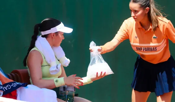 Deutscher Tennisprofi kämpft gegen die Hitze bei den French Open