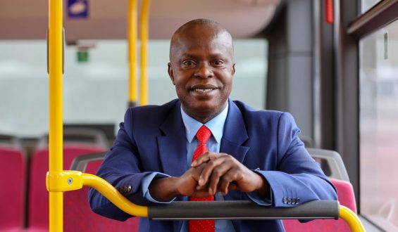Alex Deagoue: Busfahrer und Bürgermeister in Deutschland und der Elfenbeinküste