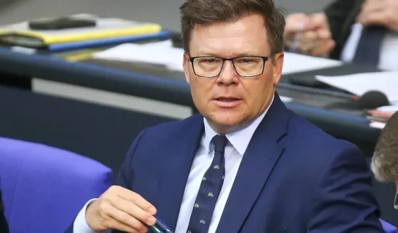 Umweltminister kündigt Verbot von Einweg-Vapes an