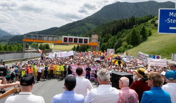 Protest am Brenner: Überforderung durch Verkehr und Lärm