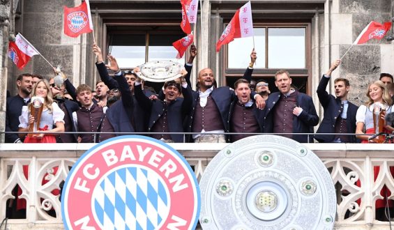 FC Bayern München feiert Meistertitel im Münchner Rathaus