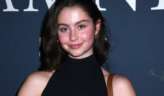 Carys Zeta Douglas feiert Bühnenpremiere