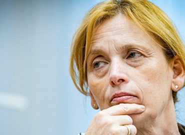 Prien fordert klare Vorgaben für Eltern im Umgang mit Smartphones