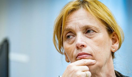 Prien fordert klare Vorgaben für Eltern im Umgang mit Smartphones