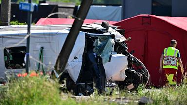 Schulbus und Zug in Belgien kollidiert