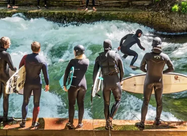 Eisbachwelle in München wieder zum Surfen freigegeben