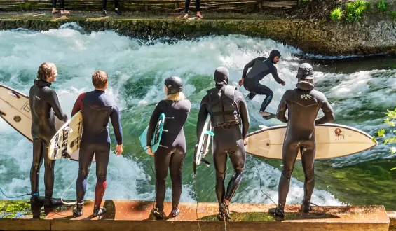 Eisbachwelle in München wieder zum Surfen freigegeben