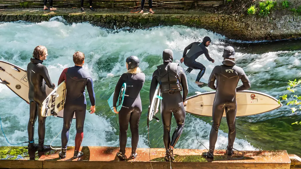 Eisbachwelle in München wieder zum Surfen freigegeben