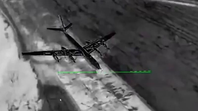 Ukraine zerstört russische Flugzeuge weit hinter der Front