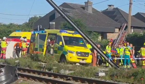 Tragischer Unfall in Belgien: Schulbus und Zug kollidieren