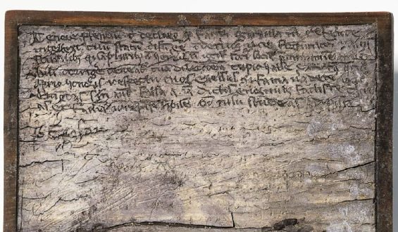 Archäologen finden mittelalterliches Notizbuch in Latrine