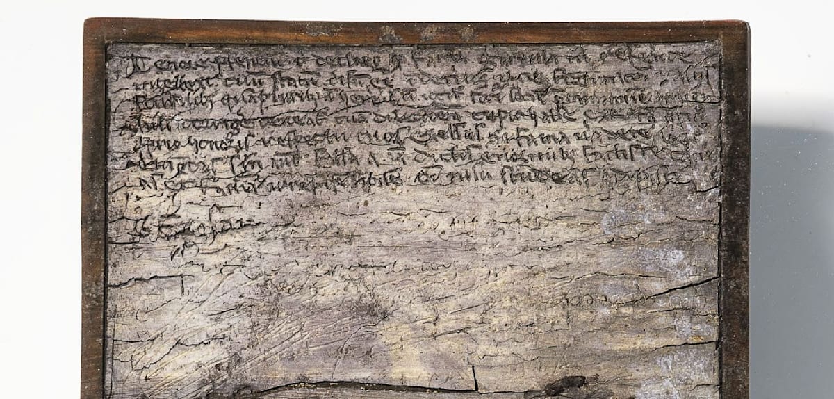 Archäologen finden mittelalterliches Notizbuch in Latrine