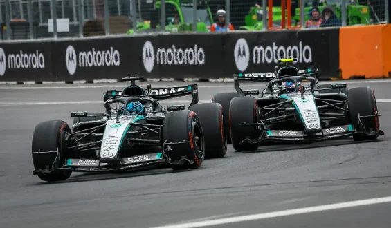 Hitziges Duell bei Antonelli-Sieg: Mercedes-Piloten treiben eigenem Team Schweißperlen auf die Stirn