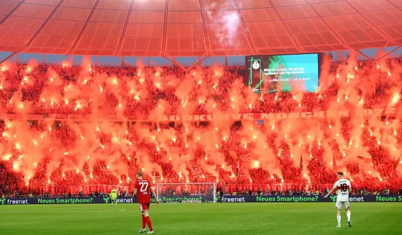 Fans protestieren beim Pokalfinale gegen den DFB