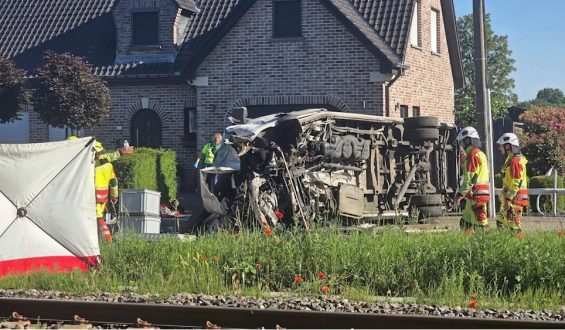 Tragödie in Belgien: Schulbus von Zug erfasst