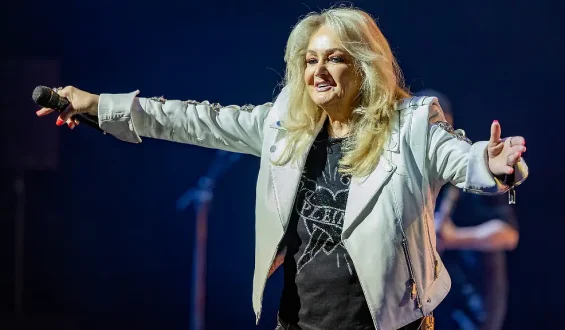 Große Sorge um Bonnie Tyler: Sängerin nach Notoperation im künstlichen Koma