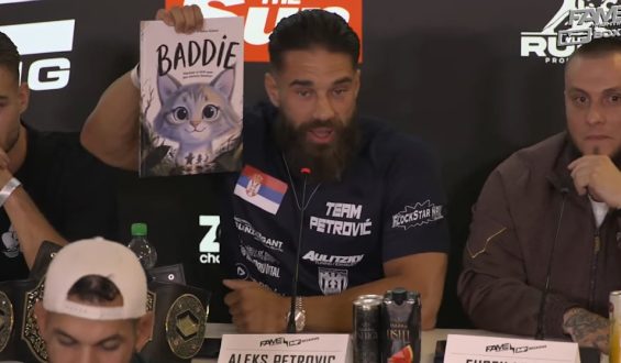 Kurioser Moment auf Pressekonferenz: Kämpfer überreicht Kinderbuch