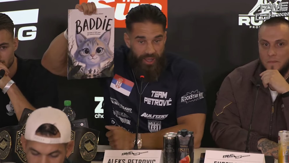 Kurioser Moment auf Pressekonferenz: Kämpfer überreicht Kinderbuch