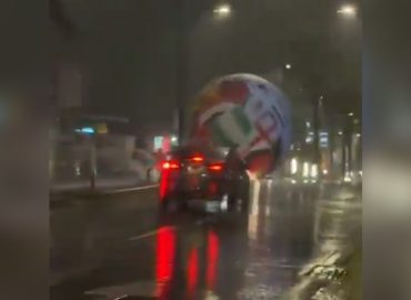 Riesiger Fußball rollt durch San Salvador