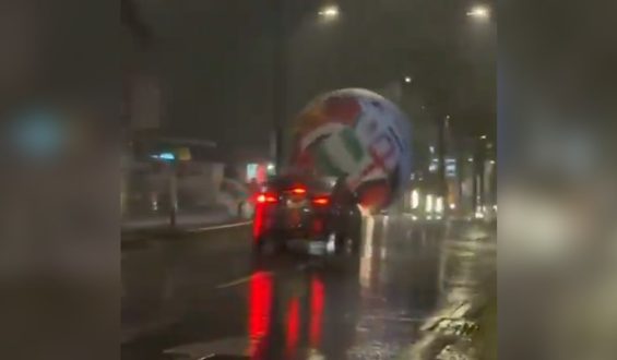 Riesiger Fußball rollt durch San Salvador