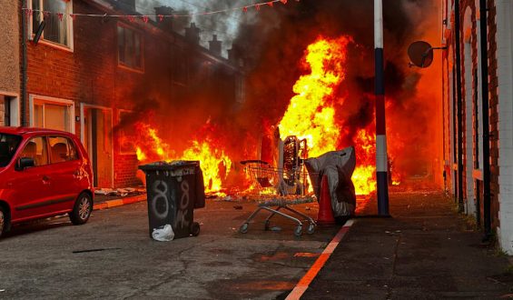 Belfast in Unruhe nach Messerattacke