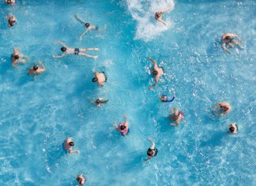 Zweijähriger im Freibad gerettet: Kinder und Ersthelfer verhindern Tragödie