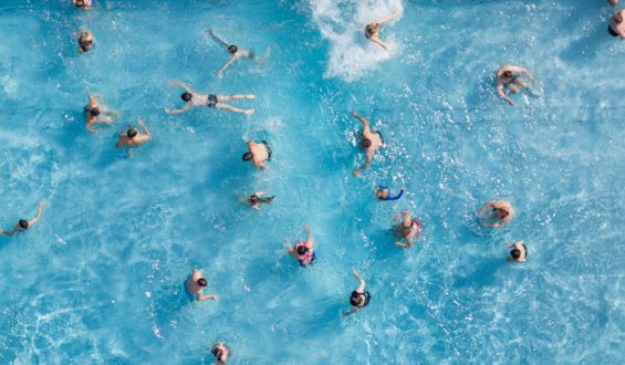 Zweijähriger im Freibad gerettet: Kinder und Ersthelfer verhindern Tragödie