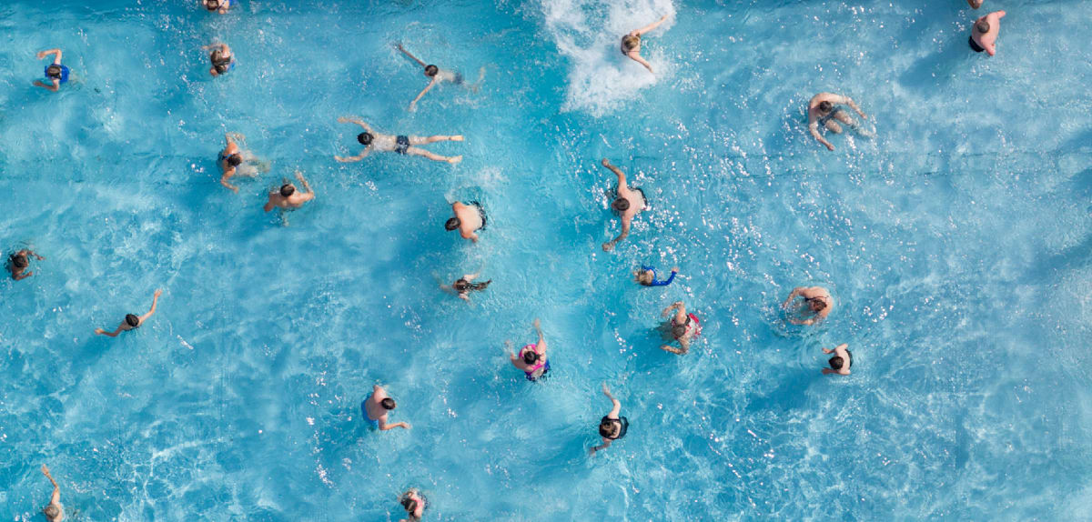 Zweijähriger im Freibad gerettet: Kinder und Ersthelfer verhindern Tragödie