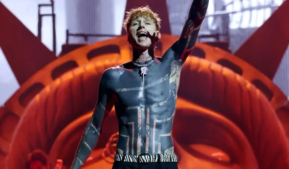 Machine Gun Kelly: Drastische Konsequenzen seines Blackout-Tattoos