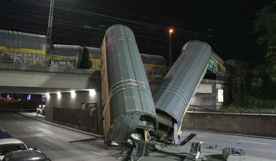 Güterzug in München stürzt von Brücke: Eine Person lebensgefährlich verletzt