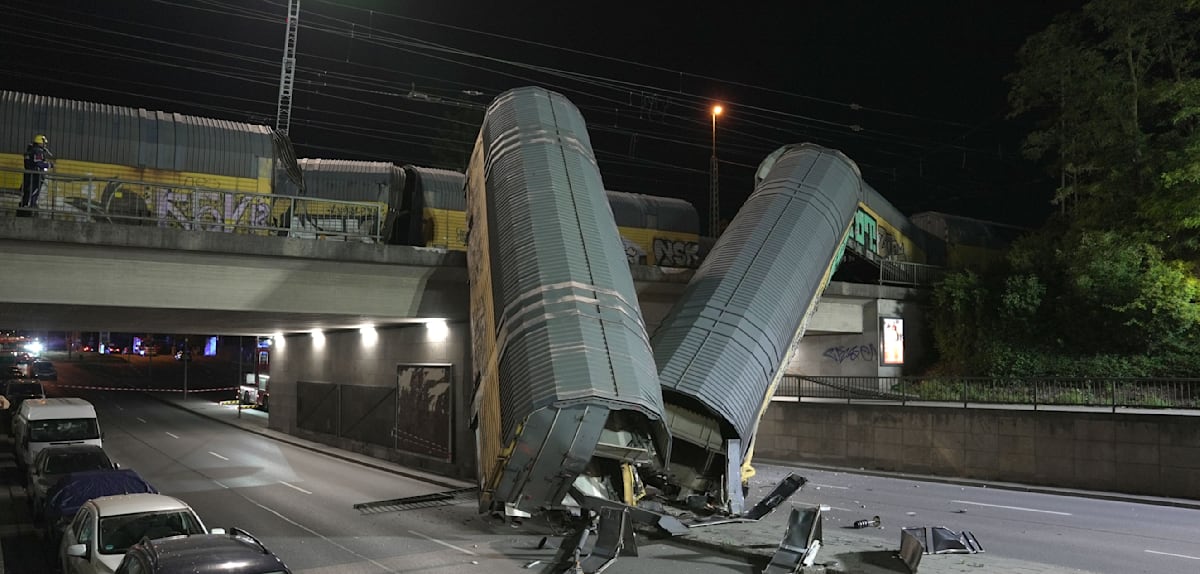 Güterzug in München stürzt von Brücke: Eine Person lebensgefährlich verletzt