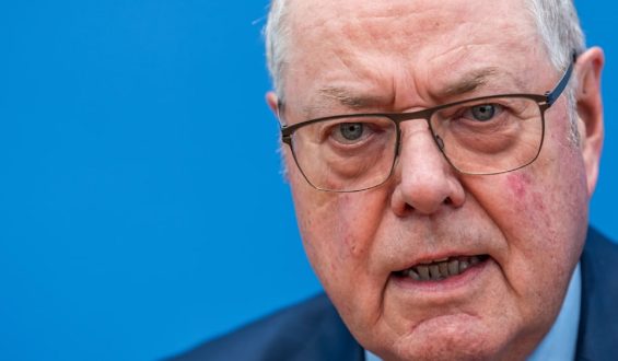 „Rote Linien“ statt strikter Brandmauer – Steinbrück für neuen Umgang mit AfD