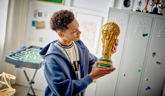 WM-Pokal aus Klemmbausteinen im Angebot