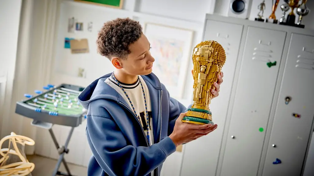 WM-Pokal aus Klemmbausteinen im Angebot