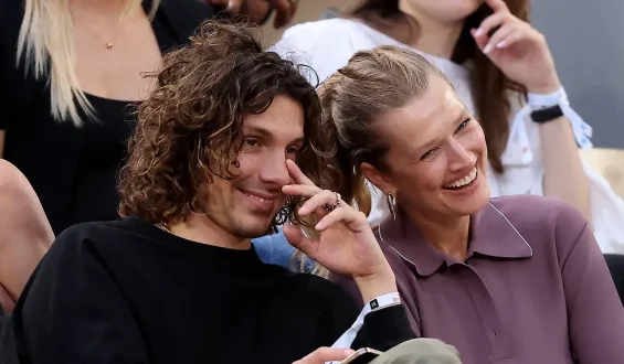 Topmodel Toni Garrn bei den French Open mit Neuem
