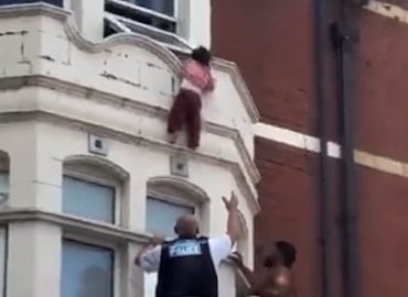 Schock in Ost-London: Kleinkind hängt aus Fenster über Einkaufsstraße