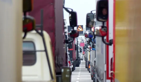 Müssen Lkw-Fahrer immer in alle Spiegel schauen?
