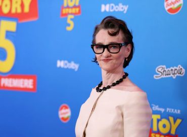 Joan Cusack kehrt zurück auf den roten Teppich