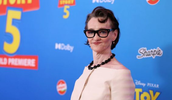 Joan Cusack kehrt zurück auf den roten Teppich