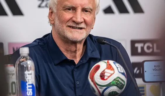 Rudi Völler warnt die deutsche Fußball-Nationalmannschaft