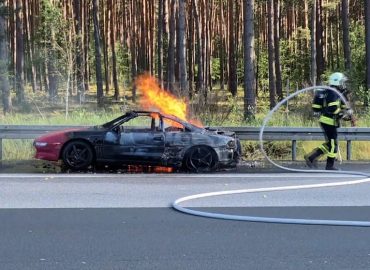 Sportwagen geht auf A10 in Flammen auf