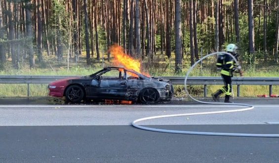 Sportwagen geht auf A10 in Flammen auf
