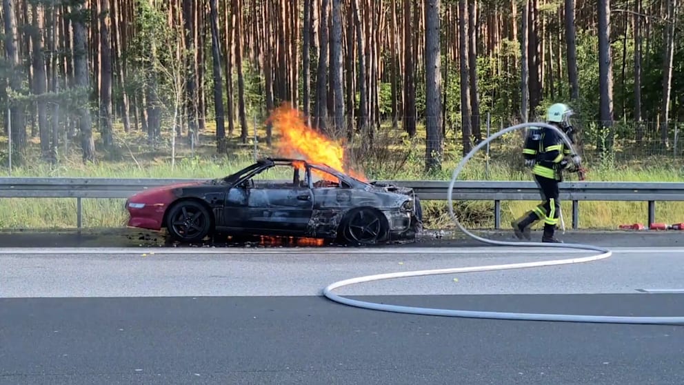 Sportwagen geht auf A10 in Flammen auf