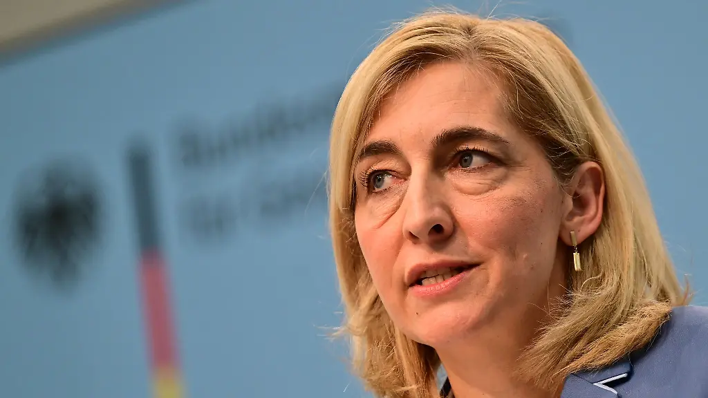 Warken verteidigt Pläne für Anpassung der Pflegekosten-Regelung